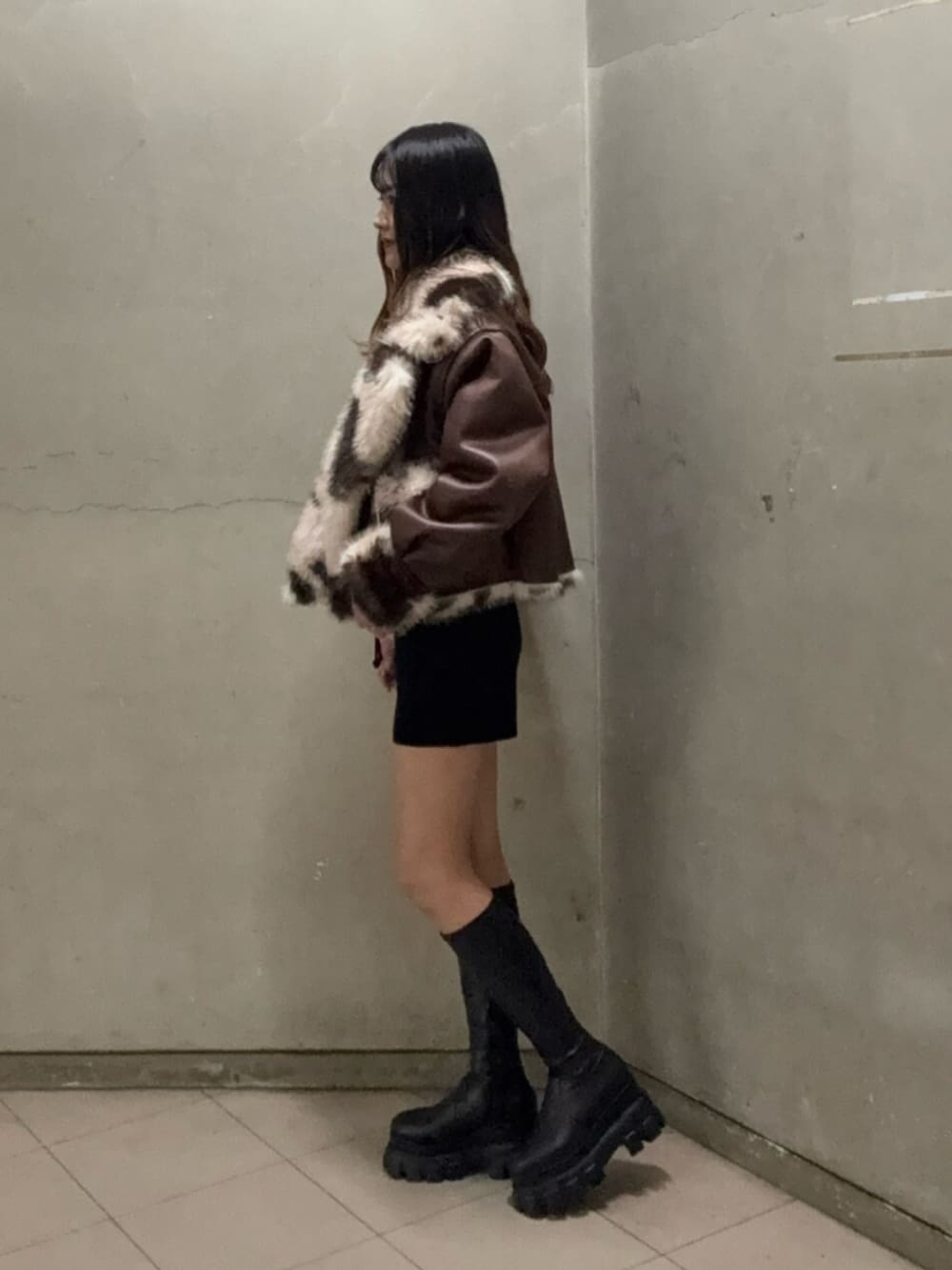 ブラック系のその他パンツ、ブラック系のブーツ、その他のブルゾンを着用したレディースの秋コーディネートの2枚目の写真