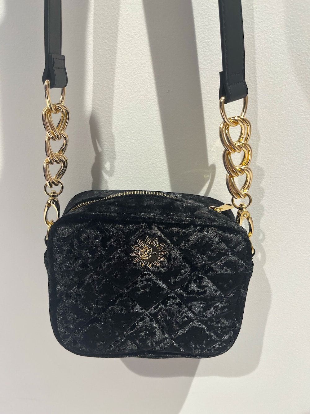 レッド系のブルゾン、ブラック系のワンピース、ブラック系のショルダーバッグを着用したレディースの秋コーディネートの8枚目の写真