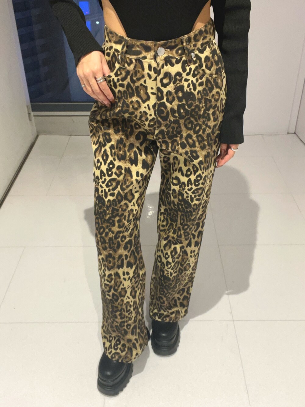 ブラック系のニット/セーター、ブラック系のブルゾン、その他のその他パンツを着用したレディースの秋コーディネートの9枚目の写真