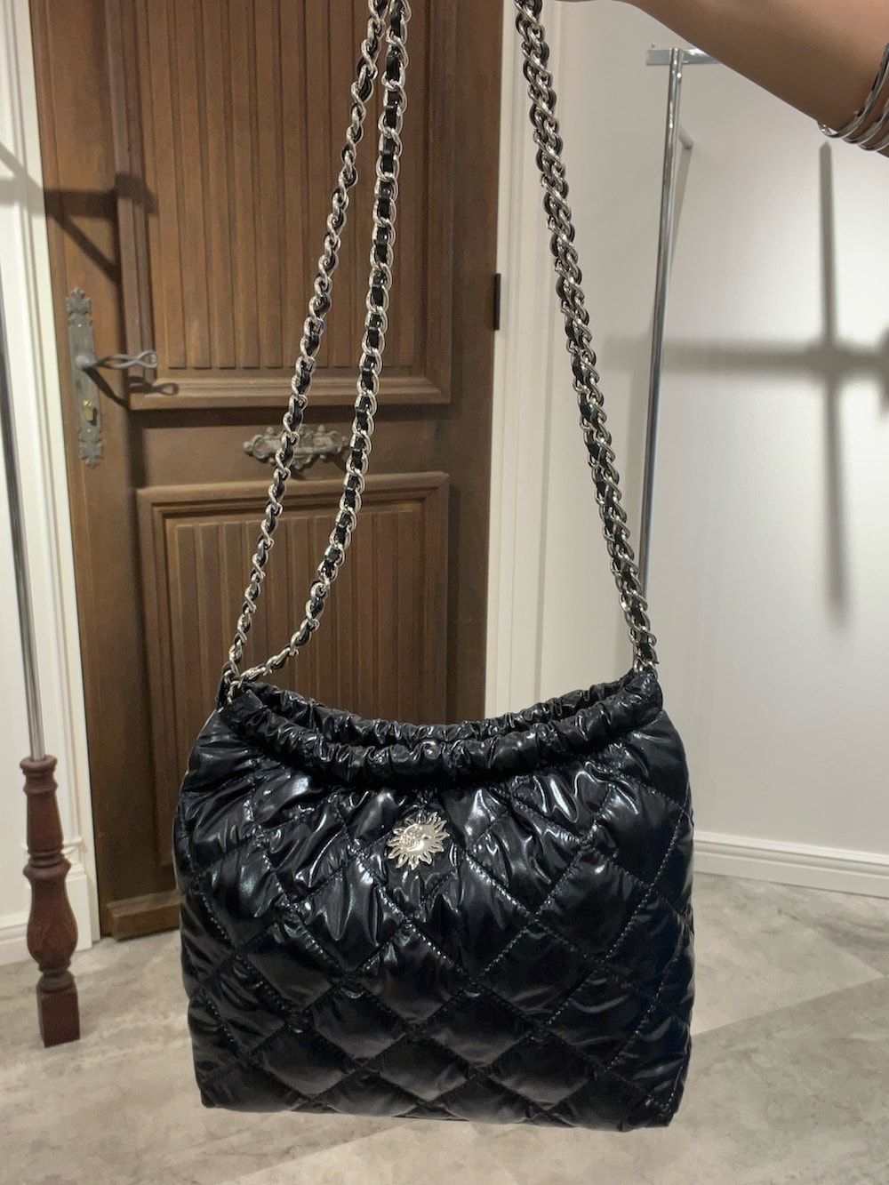 ホワイト系のTシャツ/カットソー、ブルー系のスカート、ブラック系のショルダーバッグを着用したレディースの春コーディネートの6枚目の写真