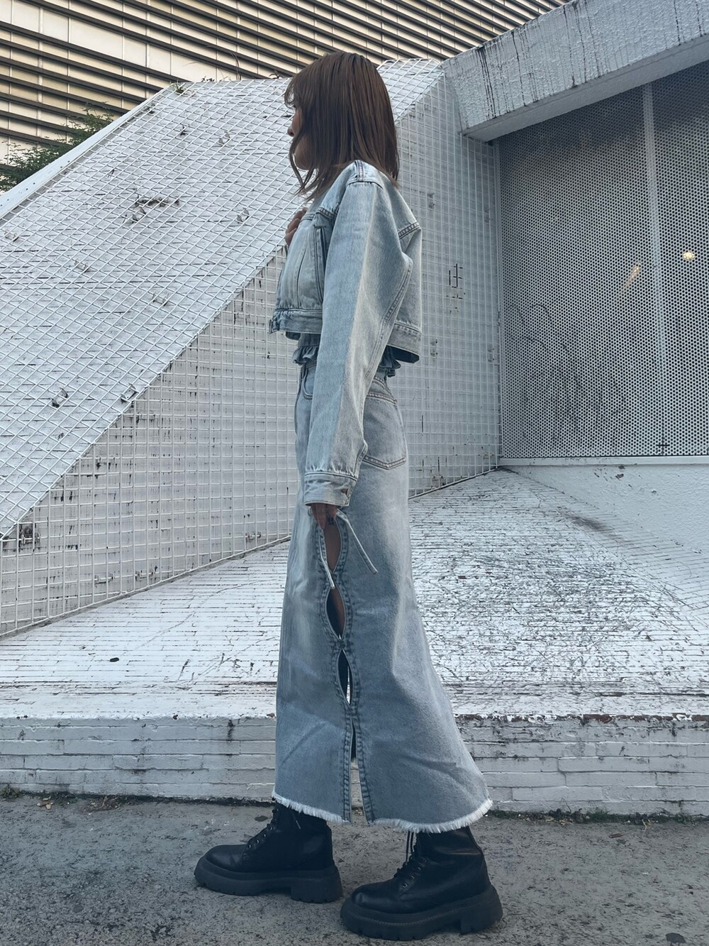 ブルー系のデニムジャケット、ブルー系のチューブトップ、ブルー系のデニムスカートを着用したレディースの冬コーディネートの3枚目の写真