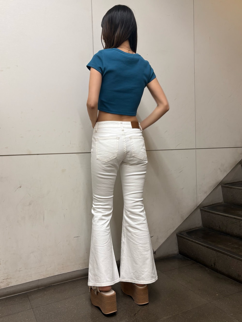 ブルー系のTシャツ/カットソー、ホワイト系のデニムパンツ、ホワイト系のサンダルを着用したレディースの春コーディネートの3枚目の写真