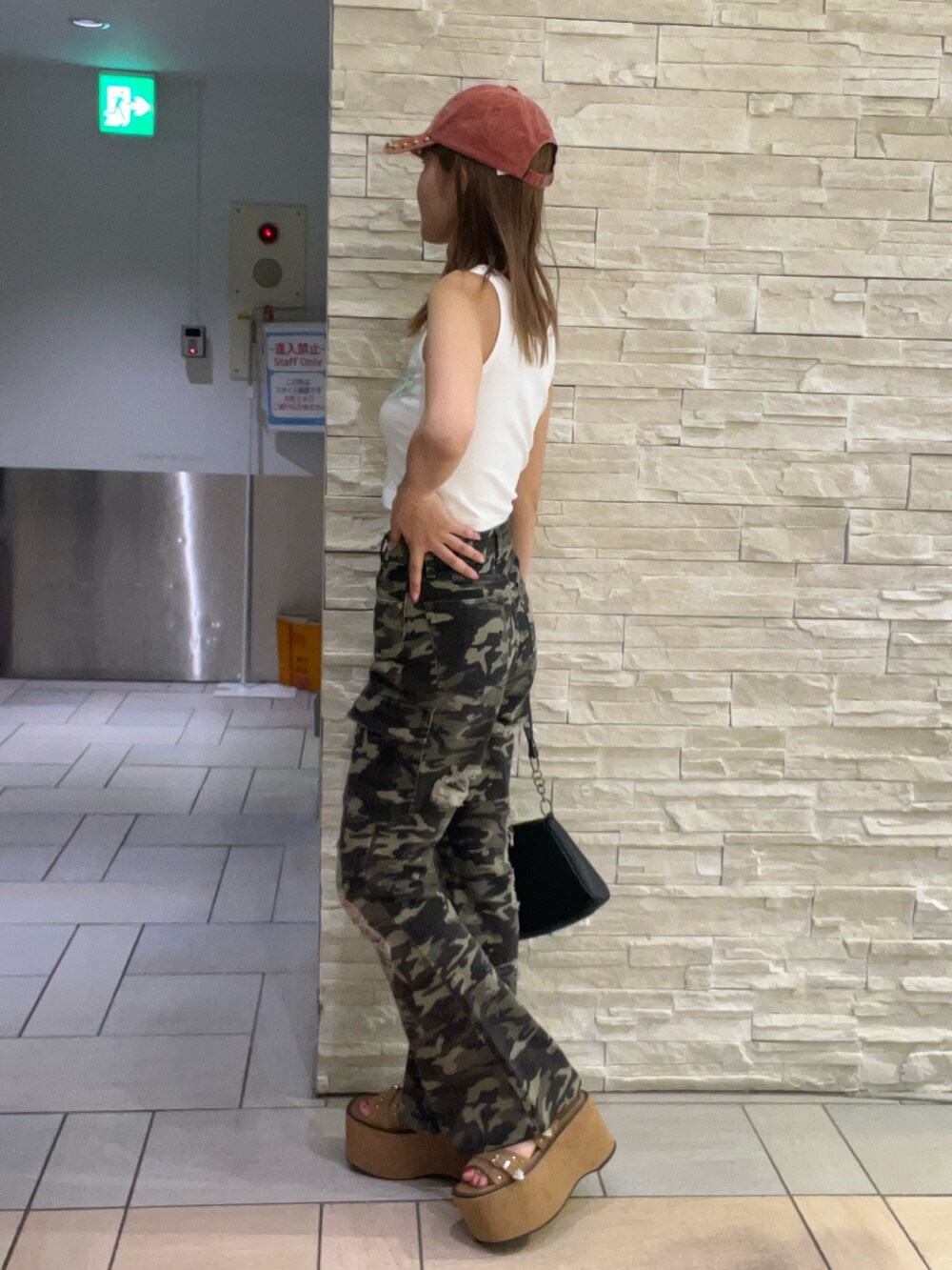 ホワイト系のタンクトップ、ブラック系のハンドバッグ、その他のその他パンツを着用したレディースの夏コーディネートの2枚目の写真