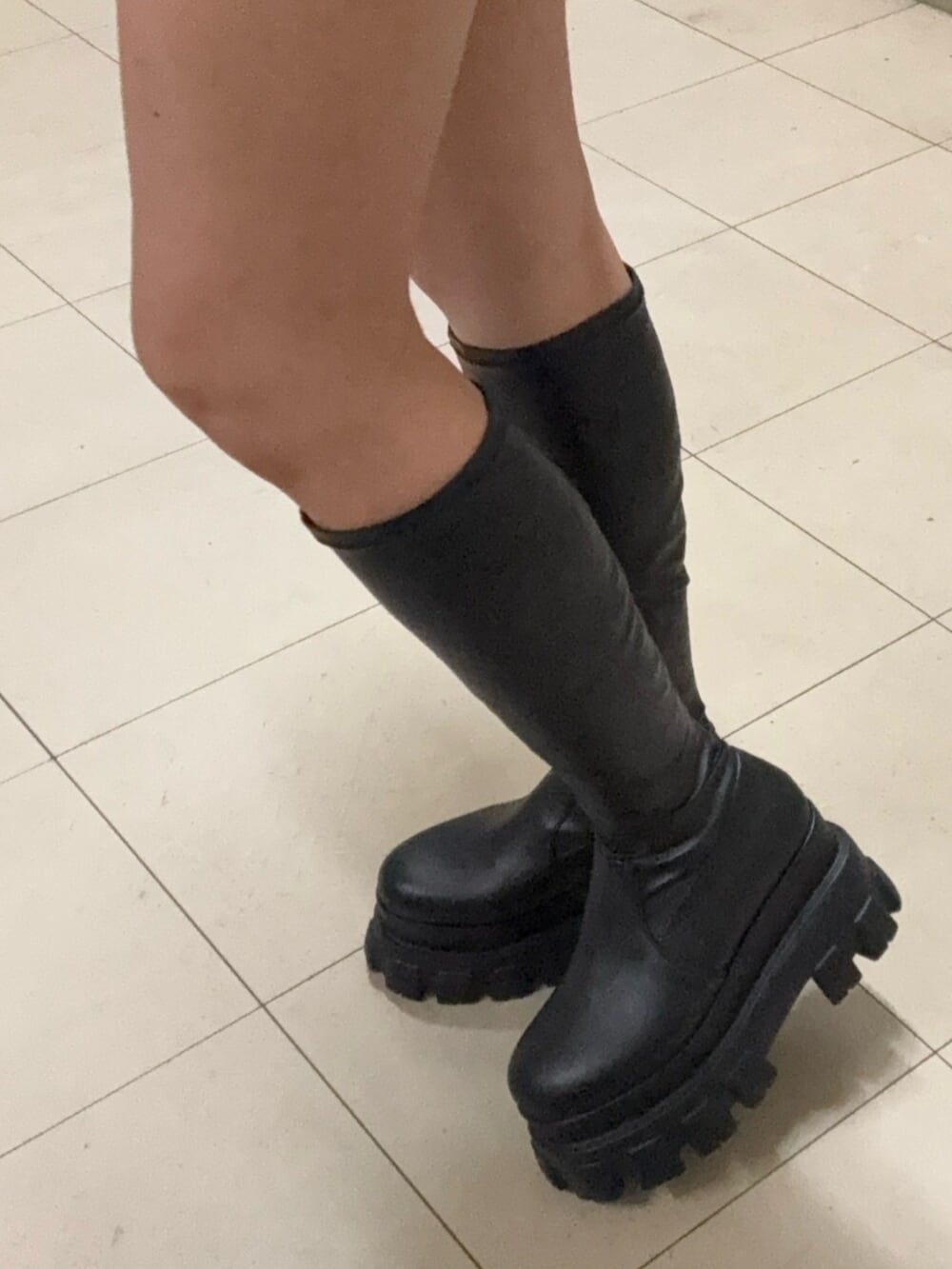 ブラック系のその他パンツ、ブラック系のブーツ、その他のブルゾンを着用したレディースの秋コーディネートの9枚目の写真