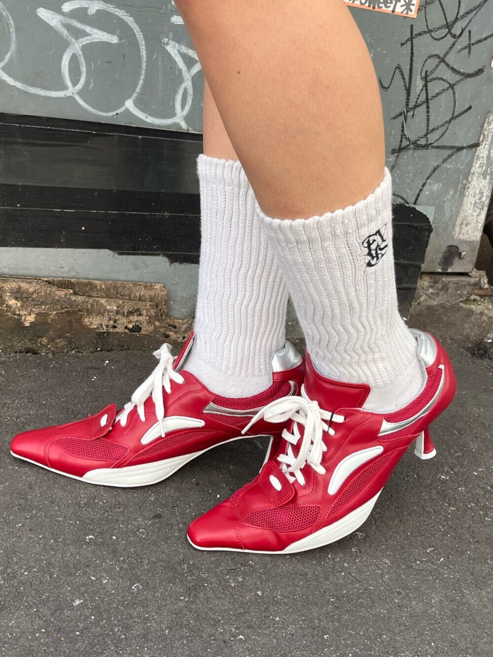 レッド系のパンプス、その他のTシャツ/カットソー、ブラック系のデニムパンツを着用したレディースの春コーディネートの6枚目の写真