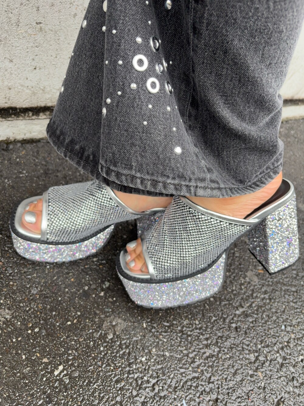 ホワイト系のタンクトップ、ブラック系のデニムパンツ、ピンク系のショルダーバッグを着用したレディースの夏コーディネートの7枚目の写真