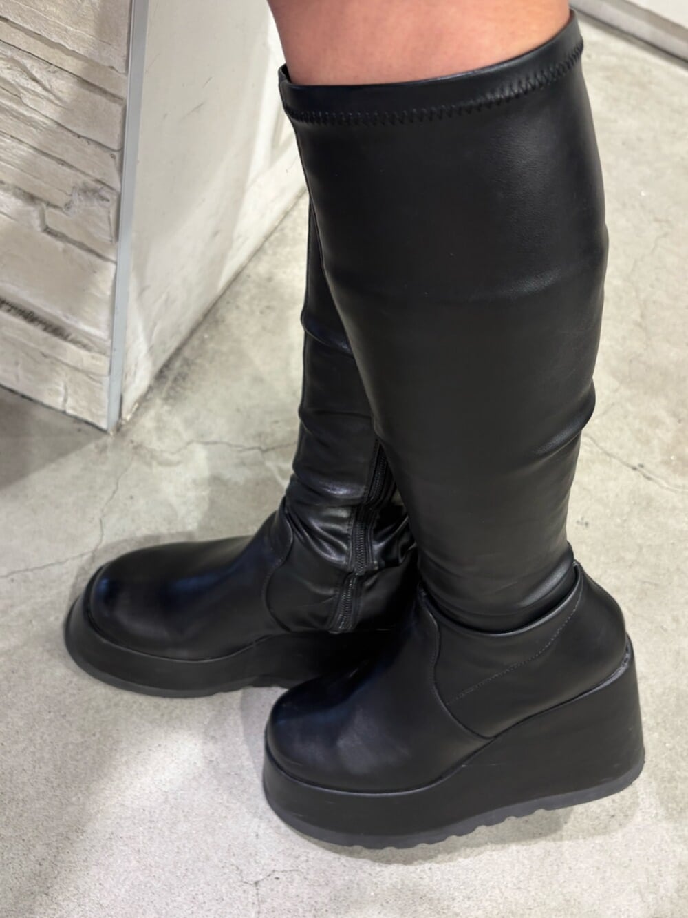 その他のブルゾン、ブラック系のデニムスカート、ブラック系のブーツを着用したレディースの秋コーディネートの7枚目の写真