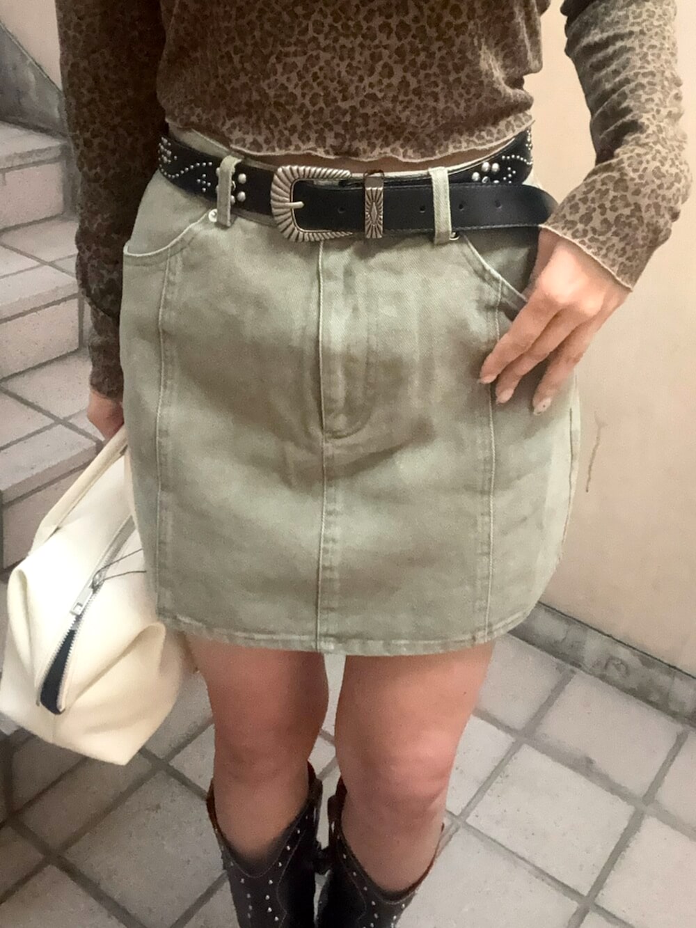 その他のTシャツ/カットソー、グリーン系のスカート、ホワイト系のボストンバッグを着用したレディースの春コーディネートの5枚目の写真