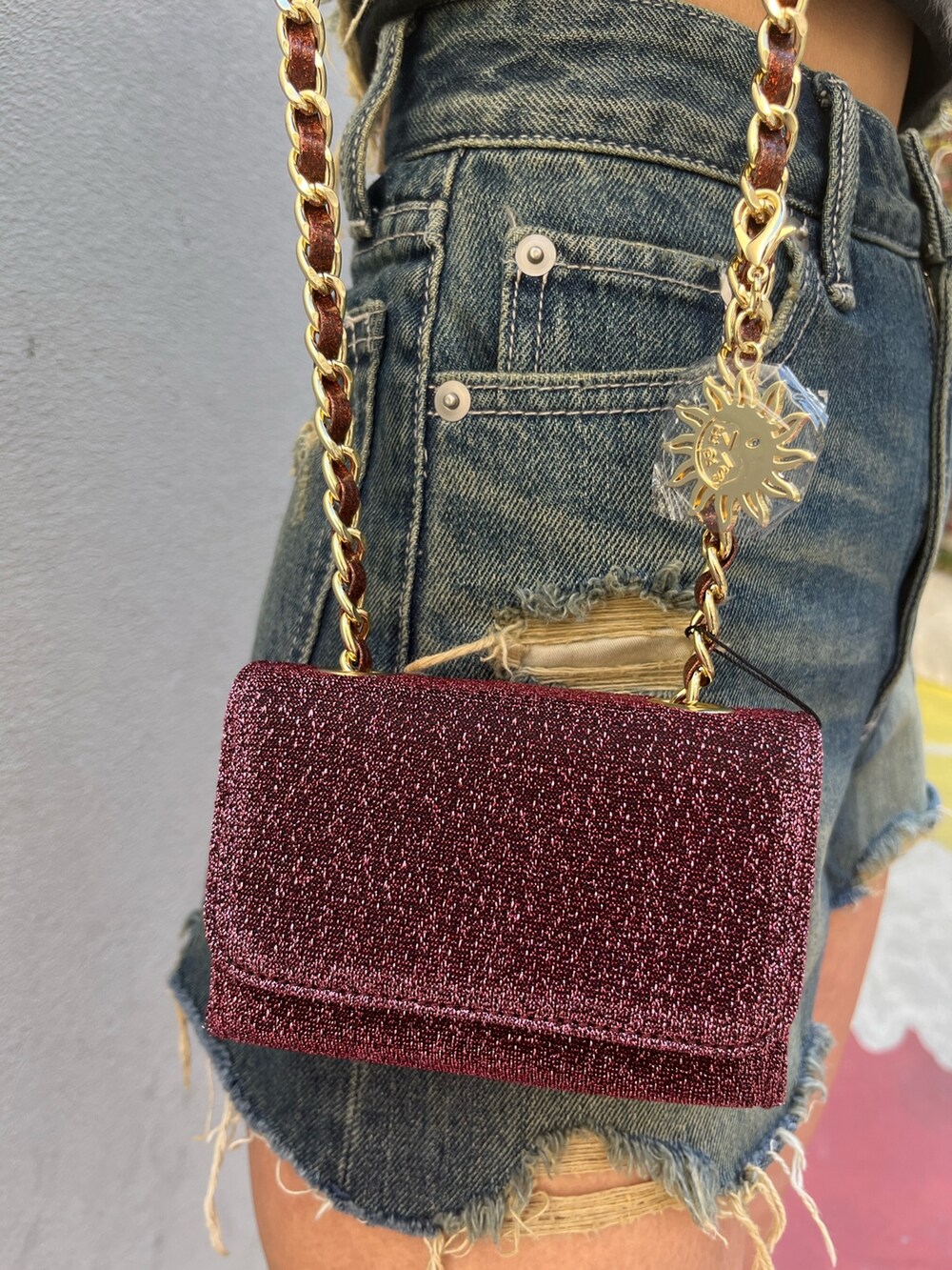 ブルー系のデニムジャケット、ブルー系のデニムパンツ、ピンク系のショルダーバッグを着用したレディースの冬コーディネートの8枚目の写真