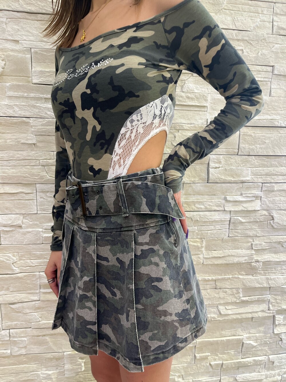 その他のTシャツ/カットソー、その他のスカート、ブラック系のブーツを着用したレディースの冬コーディネートの4枚目の写真