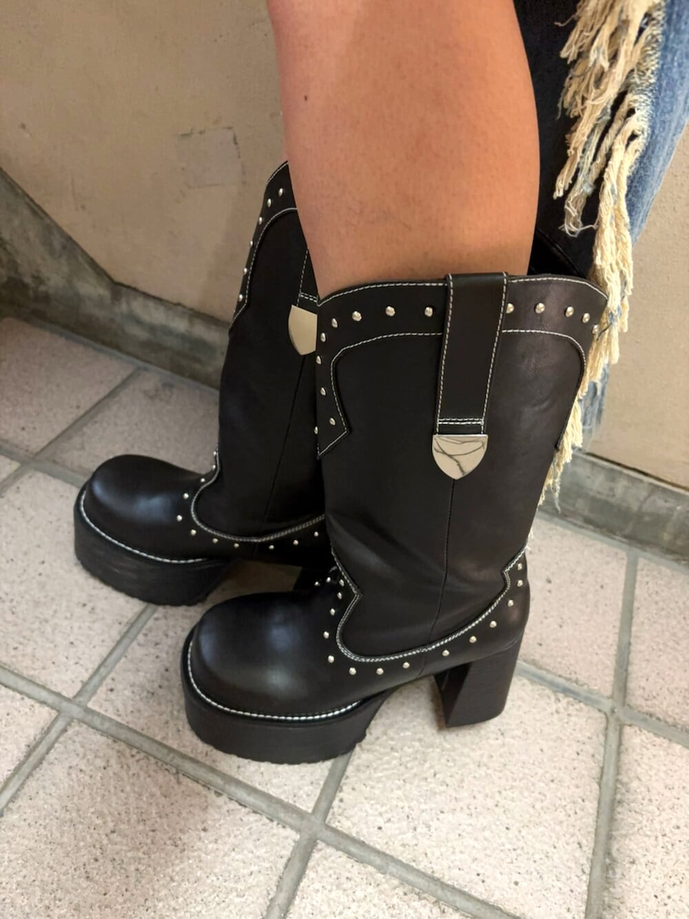 その他のTシャツ/カットソー、グリーン系のスカート、ホワイト系のボストンバッグを着用したレディースの春コーディネートの6枚目の写真