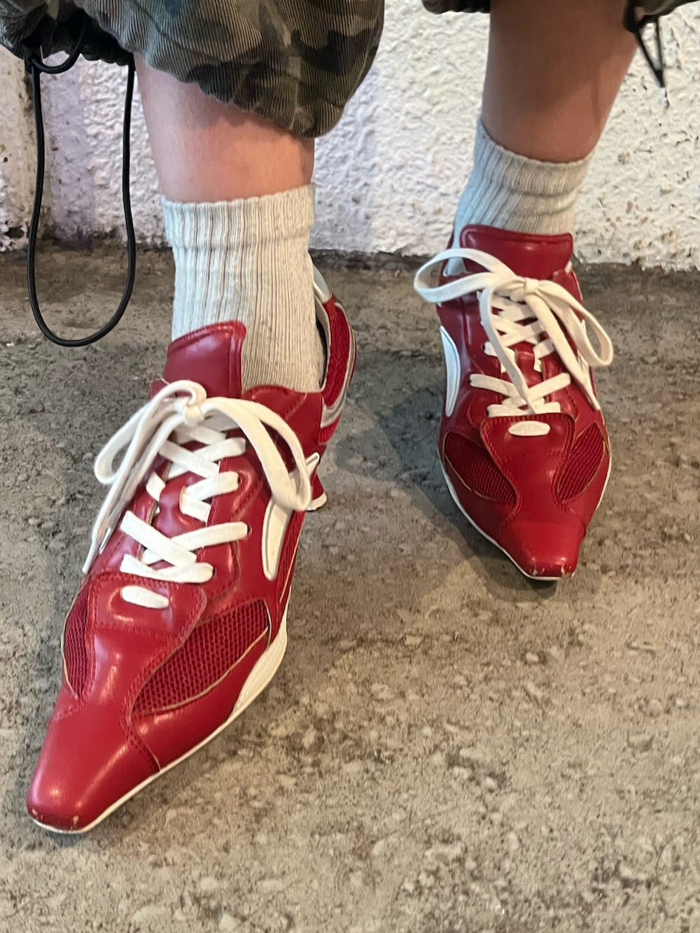 ブラック系のTシャツ/カットソー、その他のデニムパンツ、レッド系のパンプスを着用したレディースの春コーディネートの7枚目の写真