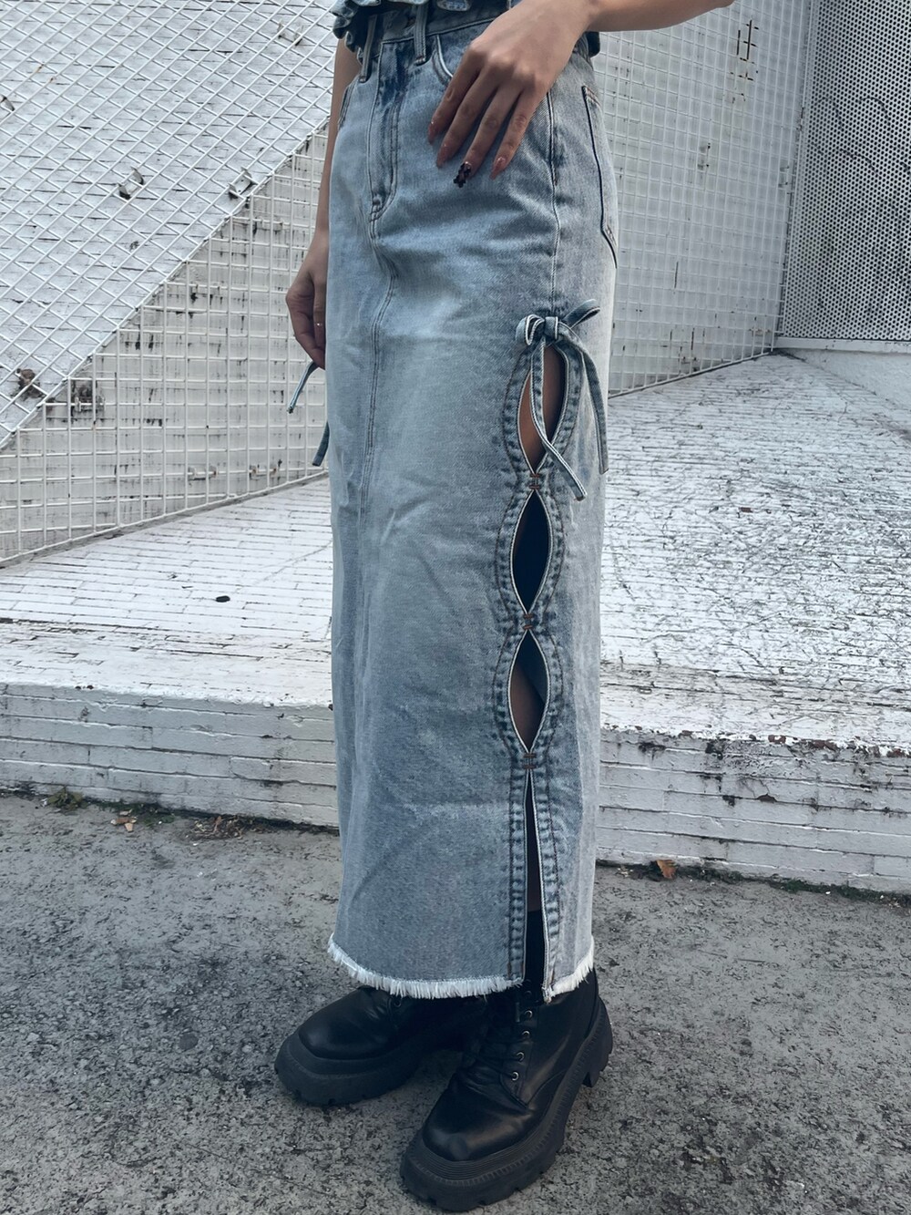 ブルー系のデニムジャケット、ブルー系のチューブトップ、ブルー系のデニムスカートを着用したレディースの冬コーディネートの9枚目の写真