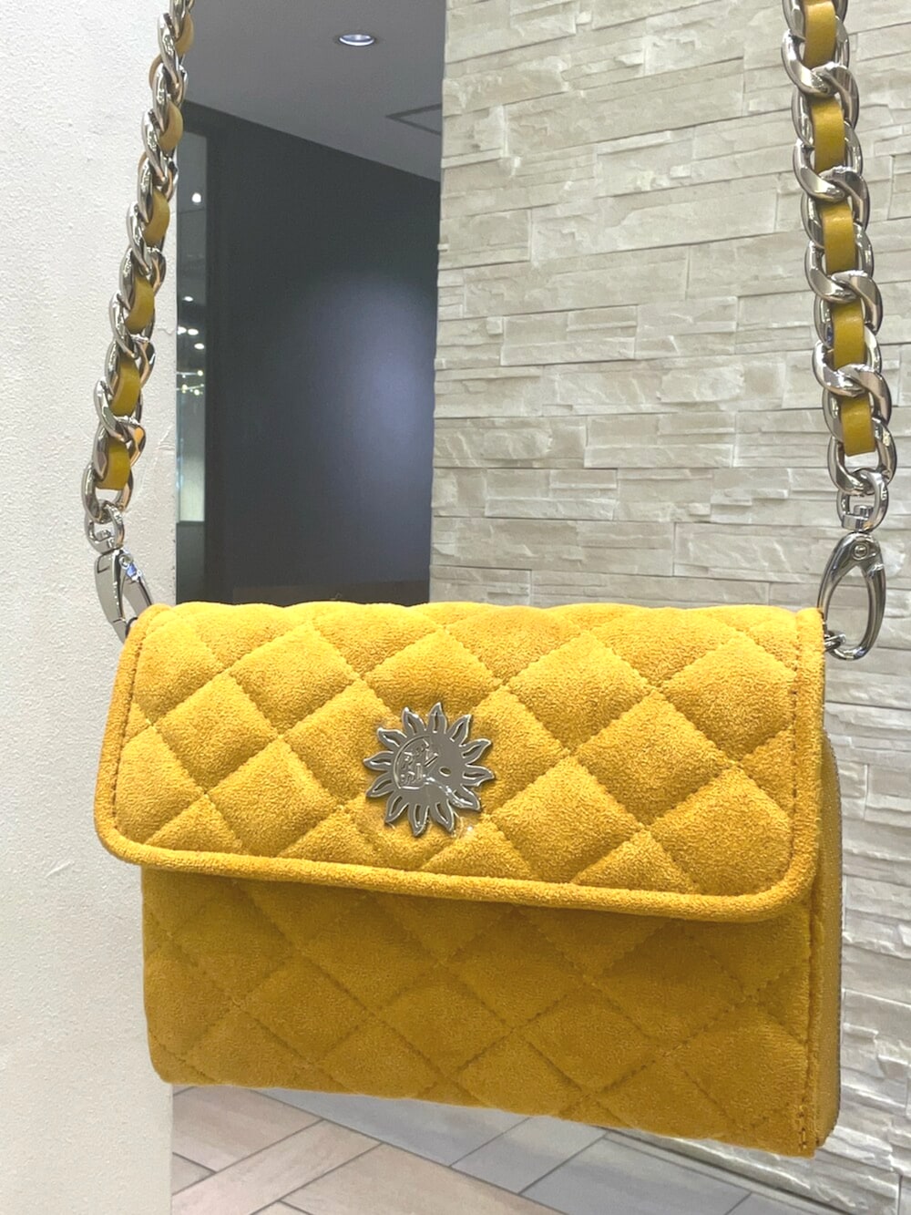 ブラック系のTシャツ/カットソー、ブラウン系のその他パンツ、ブラック系のブーツを着用したレディースの秋コーディネートの6枚目の写真