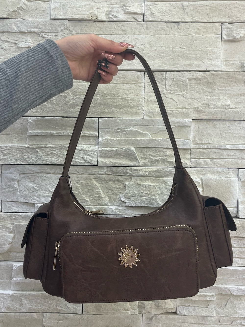 ピンク系のスタジャン、グレー系のTシャツ/カットソー、ブルー系のデニムパンツを着用したレディースの冬コーディネートの8枚目の写真