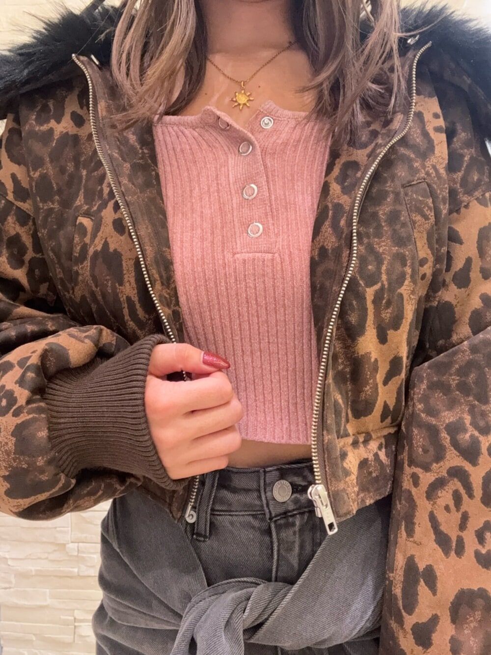 その他のブルゾン、ブラック系のデニムスカート、ブラック系のブーツを着用したレディースの秋コーディネートの6枚目の写真