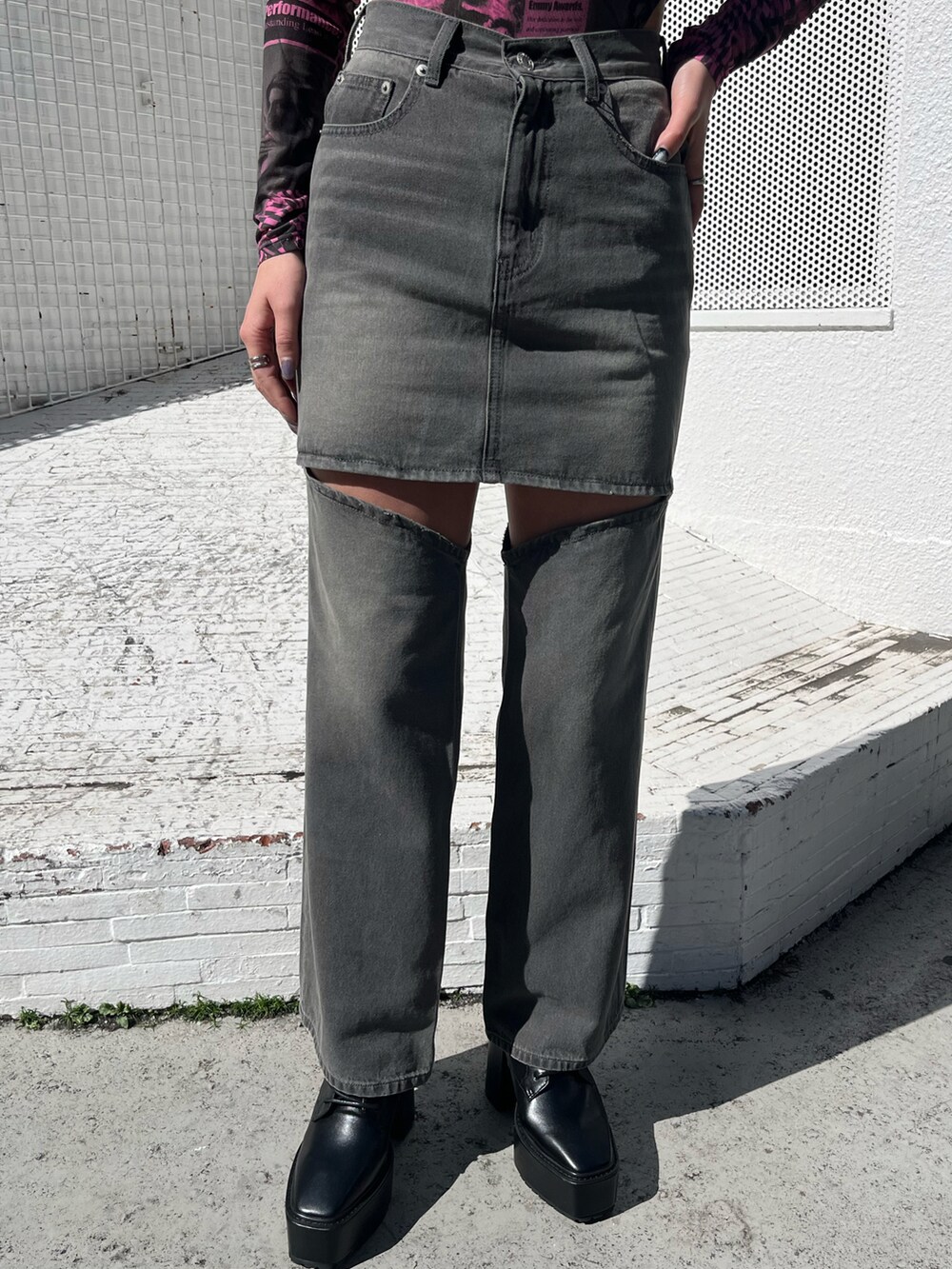 ピンク系のTシャツ/カットソー、ブラック系のデニムパンツ、ブラック系のブーツを着用したレディースの冬コーディネートの4枚目の写真