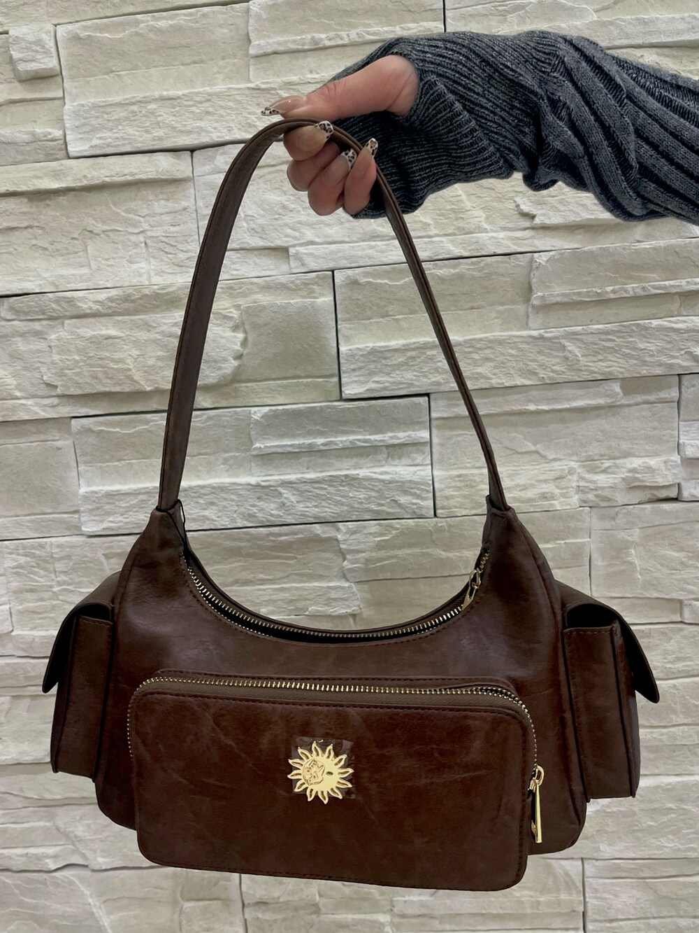 その他のブルゾン、グレー系のワンピース、ブラウン系のハンドバッグを着用したレディースの冬コーディネートの7枚目の写真