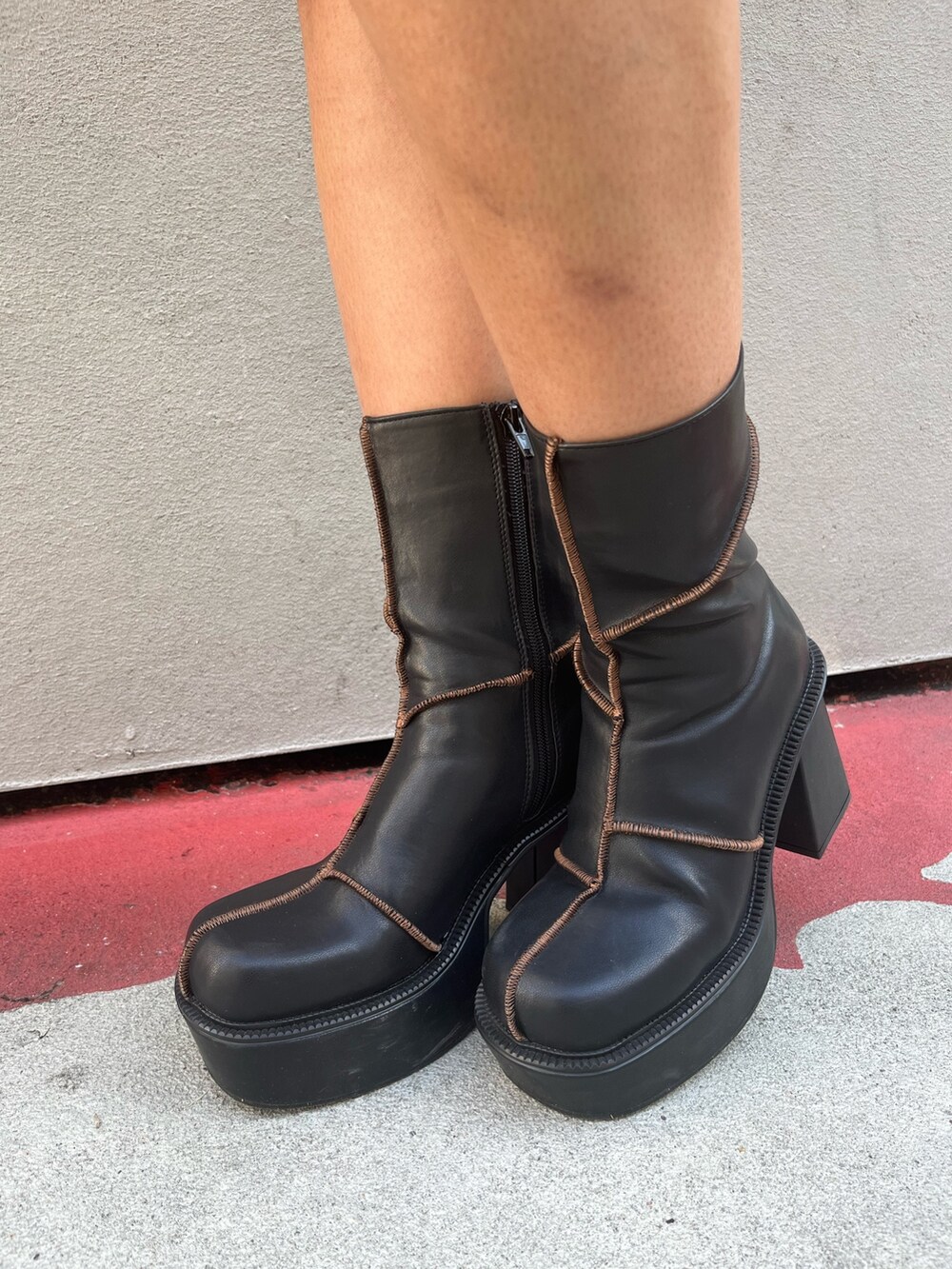 ブルー系のデニムジャケット、ブルー系のデニムパンツ、ピンク系のショルダーバッグを着用したレディースの冬コーディネートの7枚目の写真