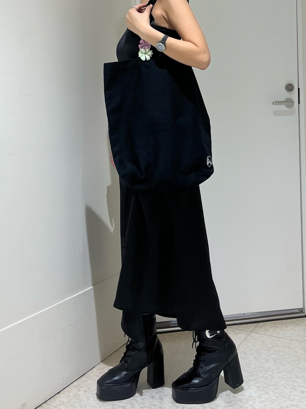 ブラック系のワンピース、ブラック系のトートバッグを着用したレディースの夏コーディネートの5枚目の写真