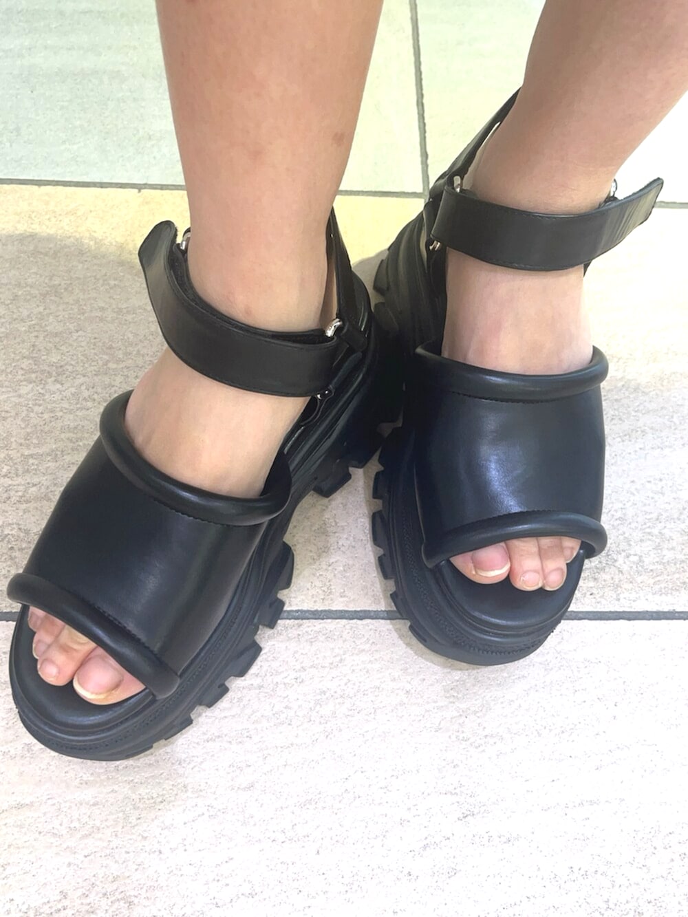 その他のワンピース、ブルー系のハンドバッグ、ブラック系のサンダルを着用したレディースの春コーディネートの5枚目の写真