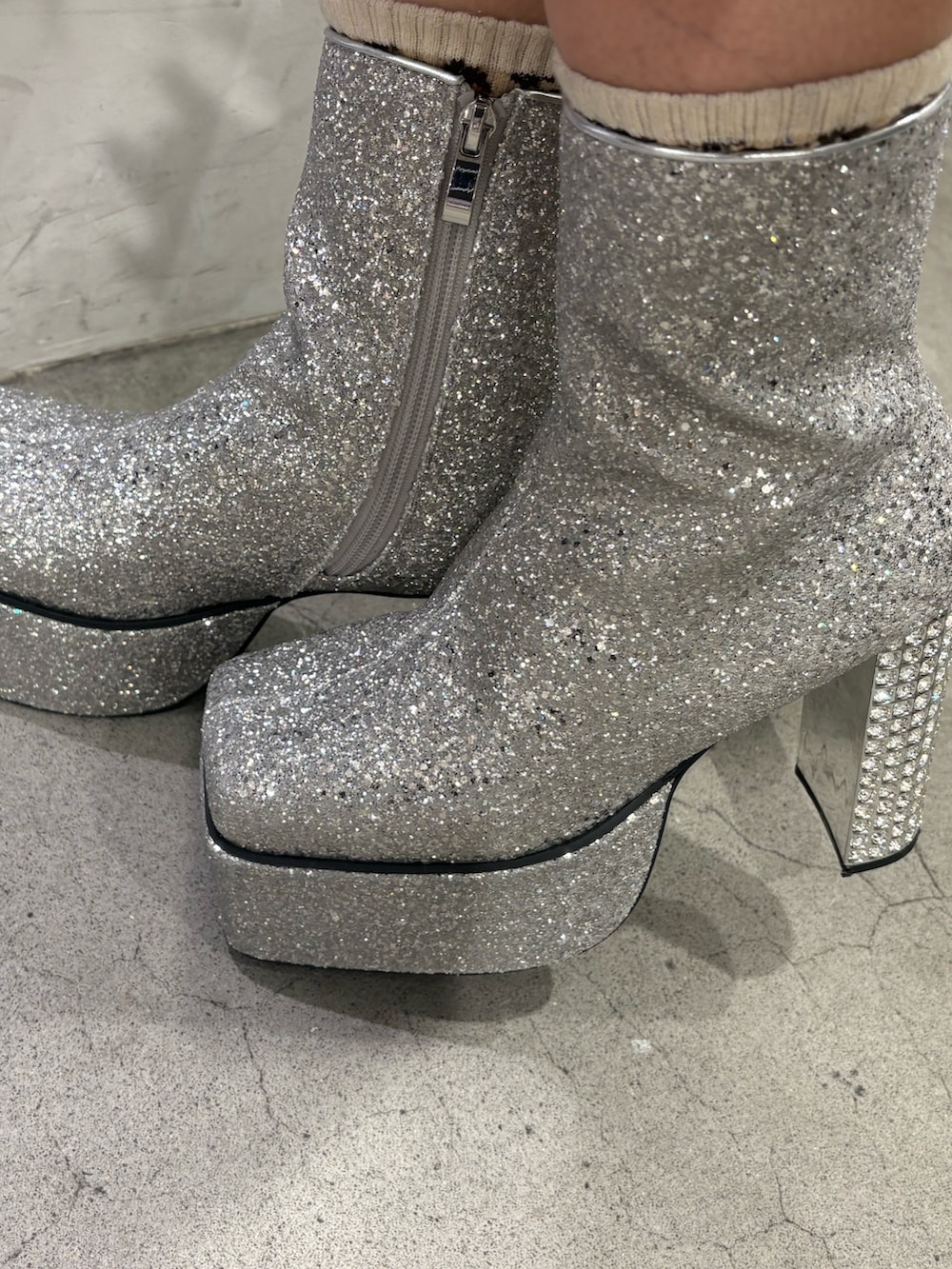 ブラック系のニット/セーター、ブルー系のデニムパンツ、ブラック系のショルダーバッグを着用したレディースの冬コーディネートの7枚目の写真