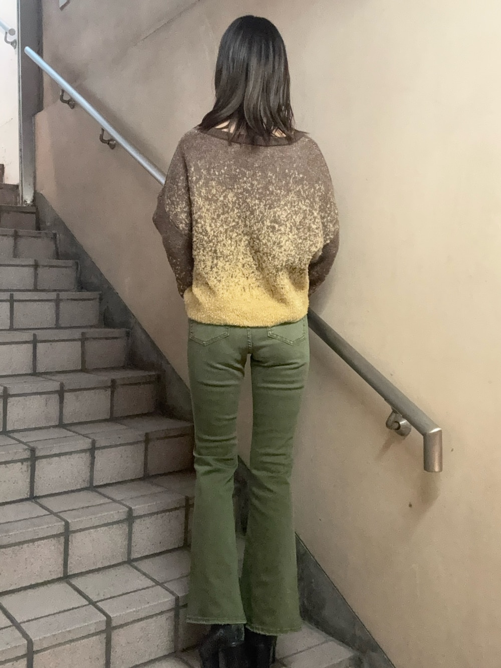 その他のブーツ、ブラウン系のニット/セーター、グリーン系のデニムパンツを着用したレディースの冬コーディネートの3枚目の写真