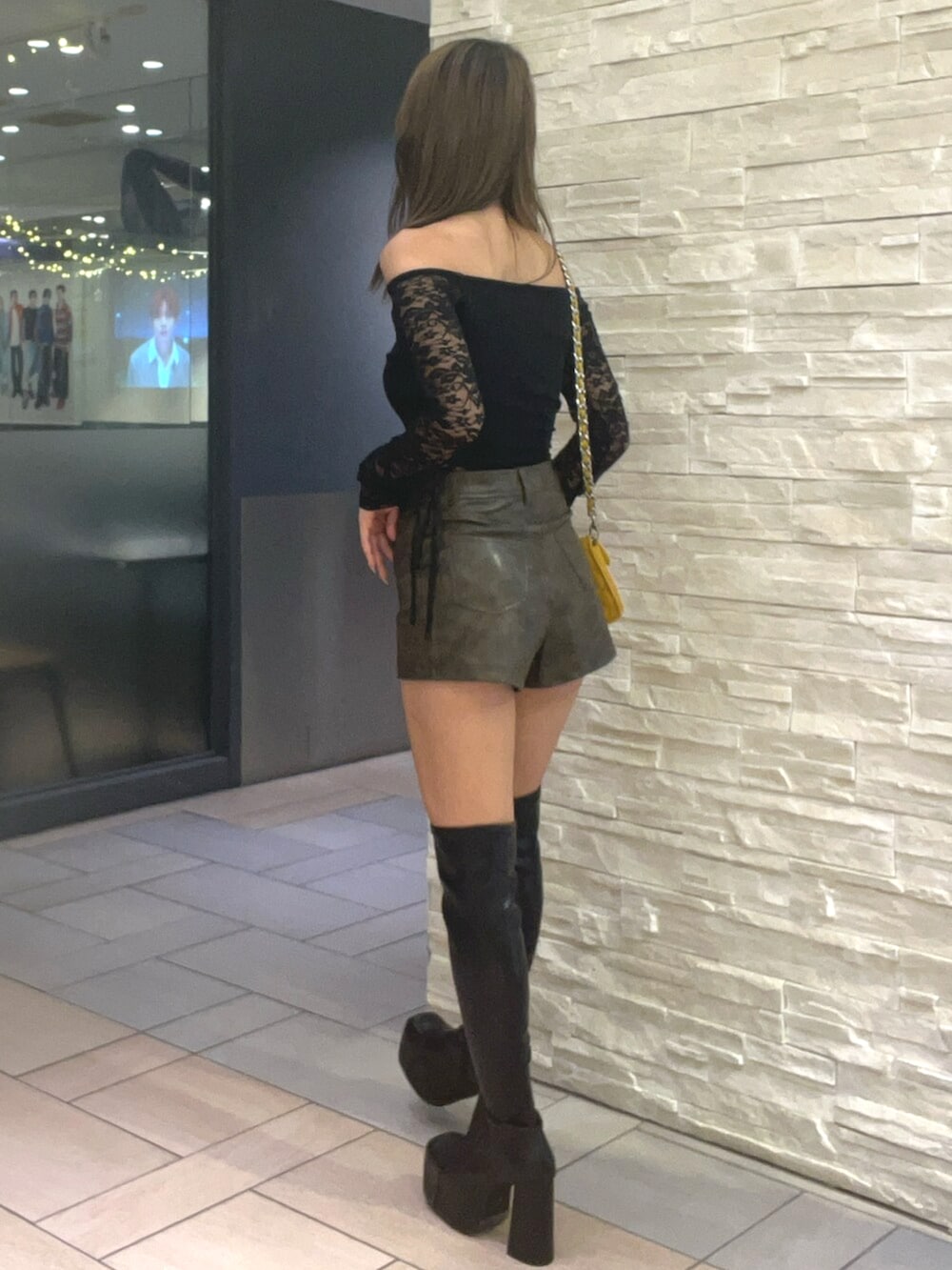 ブラック系のTシャツ/カットソー、ブラウン系のその他パンツ、ブラック系のブーツを着用したレディースの秋コーディネートの2枚目の写真