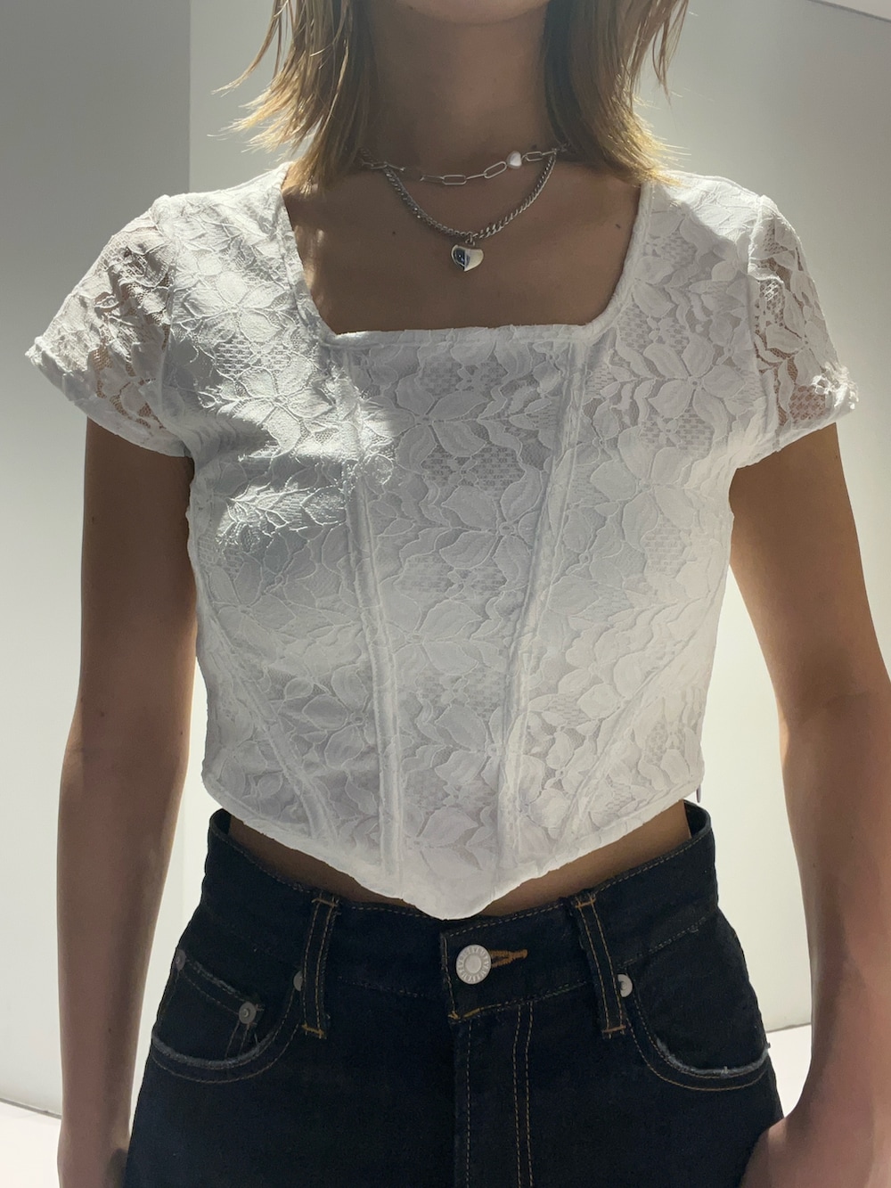ホワイト系のTシャツ/カットソー、ブルー系のデニムパンツ、レッド系のサンダルを着用したレディースの夏コーディネートの2枚目の写真