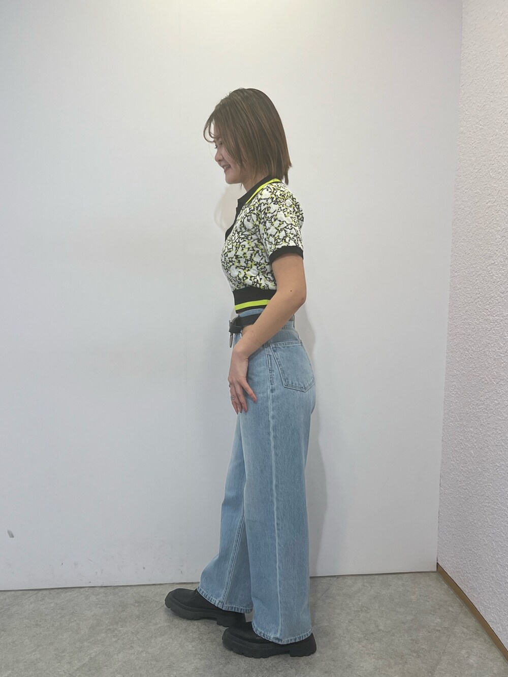 ブラック系のニット/セーター、ブルー系のデニムパンツを着用したレディースの春コーディネートの2枚目の写真