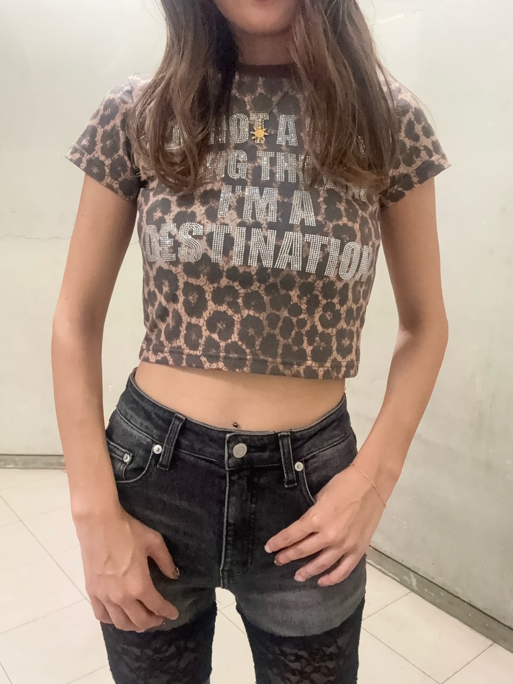 その他のTシャツ/カットソー、ブラック系のデニムパンツ、ブラック系のブーツを着用したレディースの秋コーディネートの4枚目の写真