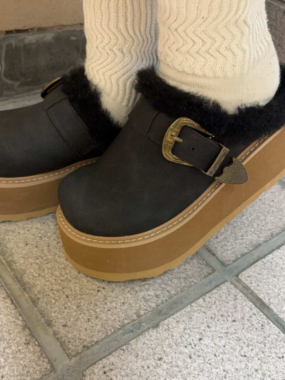 ブラウン系のブルゾン、ブラック系のTシャツ/カットソー、ブルー系のデニムパンツを着用したレディースの秋コーディネートの10枚目の写真