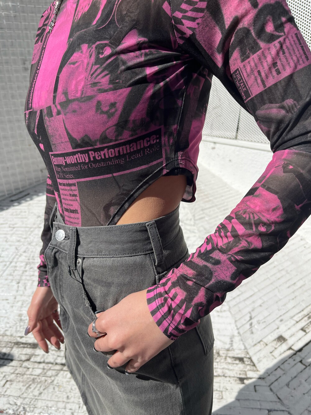 ピンク系のTシャツ/カットソー、ブラック系のデニムパンツ、ブラック系のブーツを着用したレディースの冬コーディネートの3枚目の写真