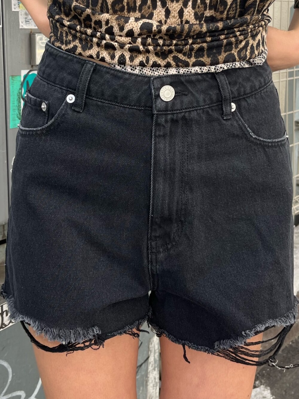 レッド系のパンプス、その他のTシャツ/カットソー、ブラック系のデニムパンツを着用したレディースの春コーディネートの5枚目の写真