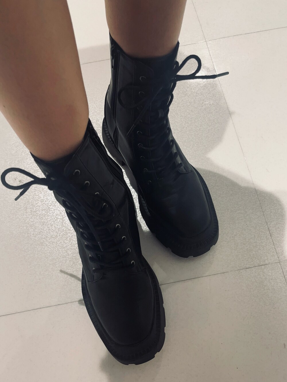 ブルー系のニット/セーター、ブラック系のショルダーバッグ、ブラック系のデニムパンツを着用したレディースの夏コーディネートの7枚目の写真