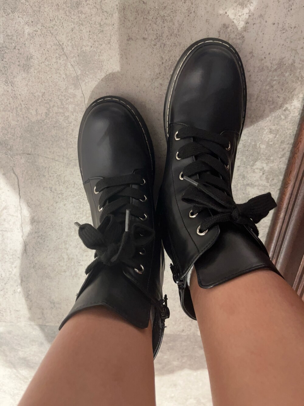 ブルー系のワンピース、レッド系のショルダーバッグ、ブラック系のブーツを着用したレディースの秋コーディネートの7枚目の写真