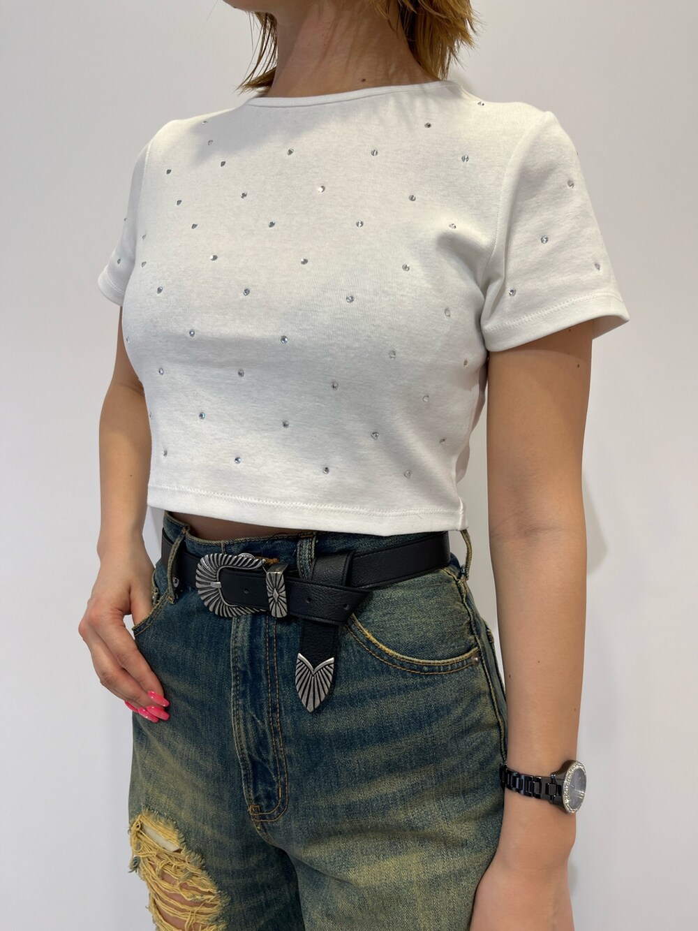 ホワイト系のTシャツ/カットソー、ブルー系のデニムパンツを着用したレディースの春コーディネートの3枚目の写真