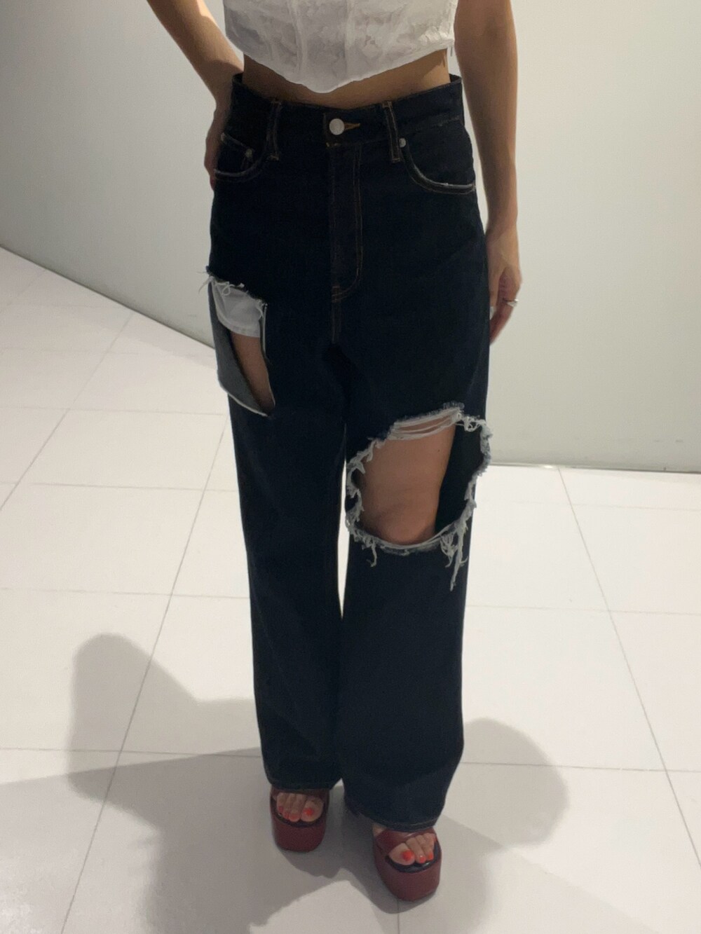 ホワイト系のTシャツ/カットソー、ブルー系のデニムパンツ、レッド系のサンダルを着用したレディースの夏コーディネートの3枚目の写真