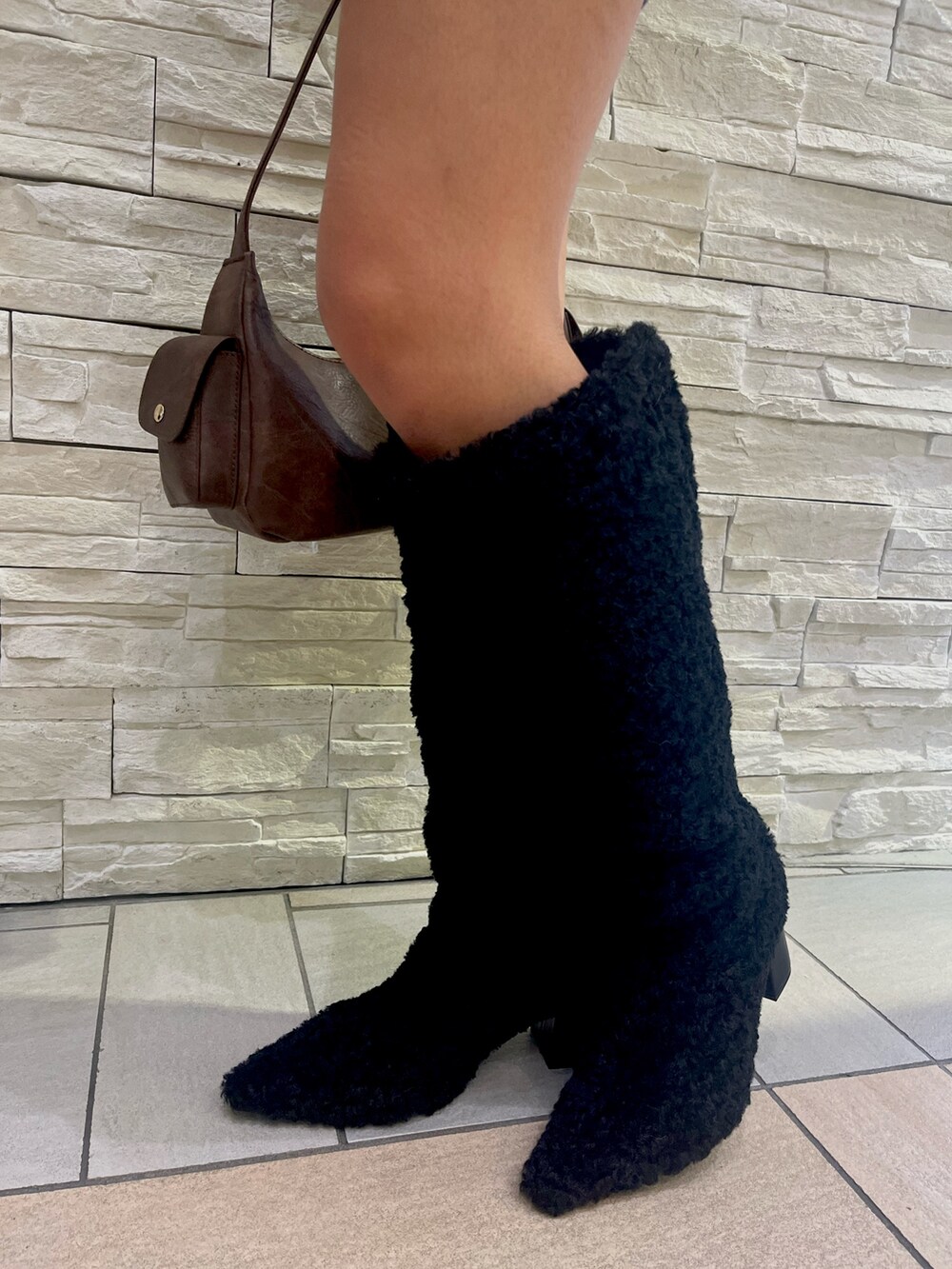 その他のブルゾン、グレー系のワンピース、ブラウン系のハンドバッグを着用したレディースの冬コーディネートの8枚目の写真