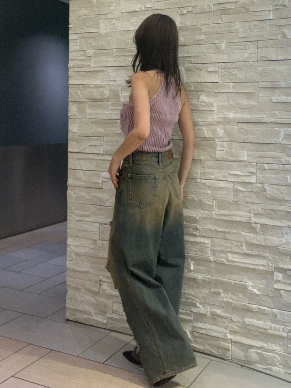 ピンク系のニット/セーター、ブルー系のデニムパンツを着用したレディースの夏コーディネートの2枚目の写真