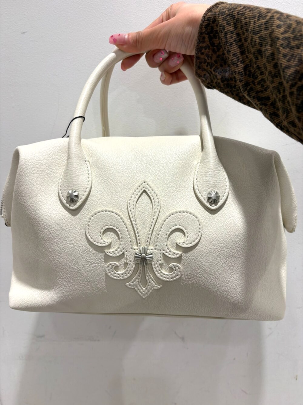 その他のTシャツ/カットソー、グリーン系のスカート、ホワイト系のボストンバッグを着用したレディースの春コーディネートの7枚目の写真