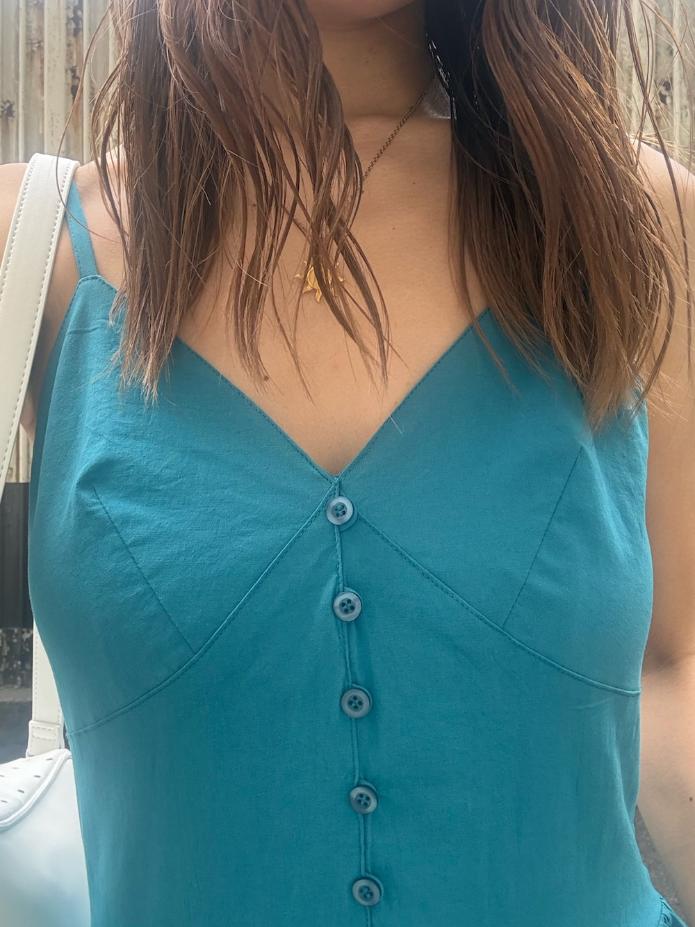 ブルー系のワンピース、イエロー系のハンドバッグ、シルバー系のサンダルを着用したレディースの夏コーディネートの4枚目の写真