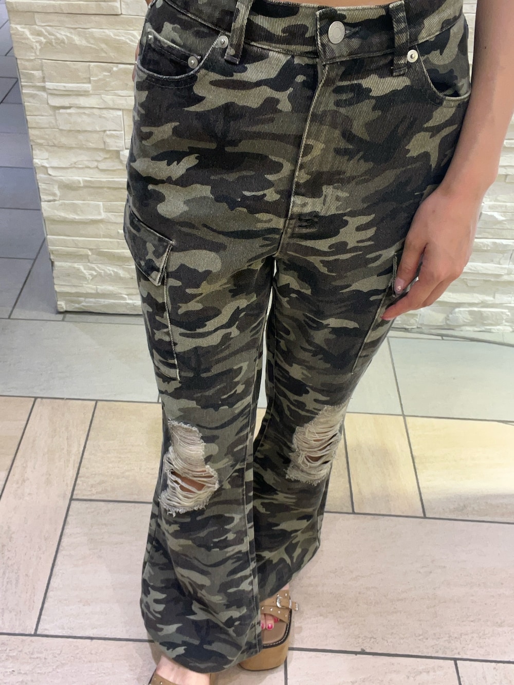 ホワイト系のタンクトップ、ブラック系のハンドバッグ、その他のその他パンツを着用したレディースの夏コーディネートの5枚目の写真