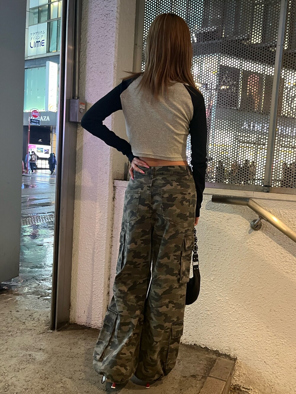 ブラック系のTシャツ/カットソー、その他のデニムパンツ、レッド系のパンプスを着用したレディースの春コーディネートの3枚目の写真