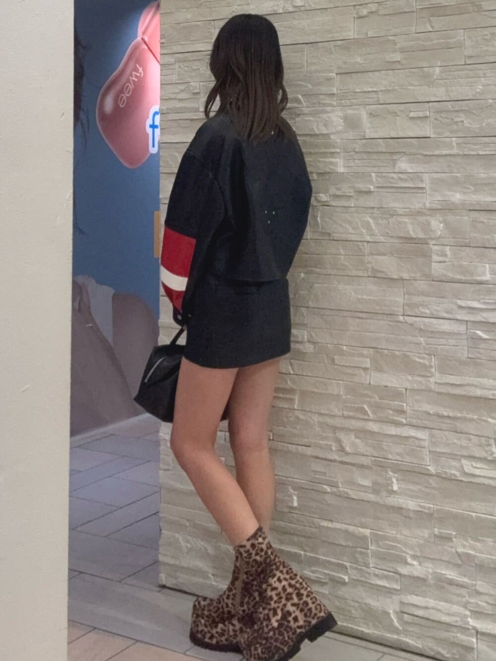 ブラック系のニット/セーター、その他のブルゾン、ブラック系のスカートを着用したレディースの冬コーディネートの2枚目の写真