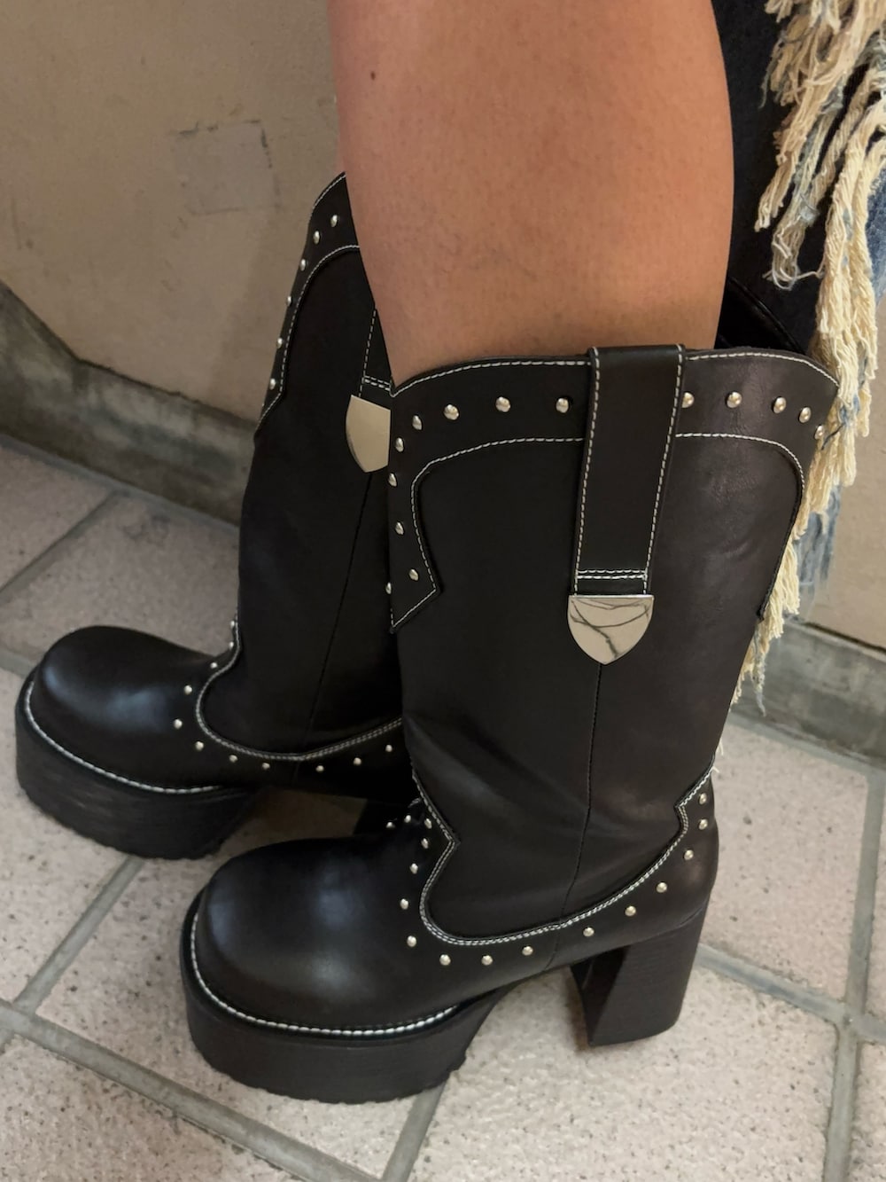 グレー系のスウェット、ブルー系のデニムスカート、ブラック系のキャップを着用したレディースの春コーディネートの7枚目の写真