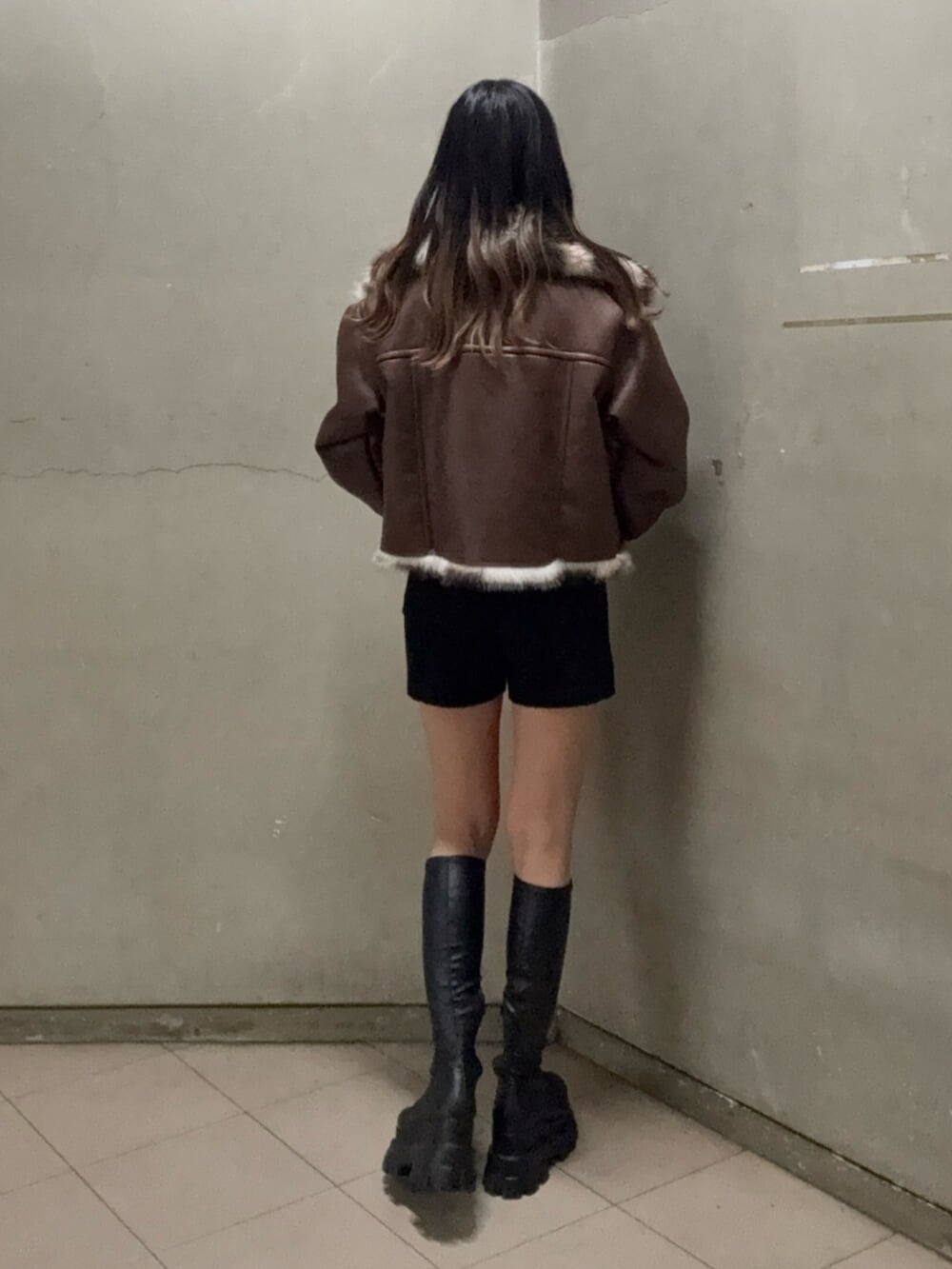 ブラック系のその他パンツ、ブラック系のブーツ、その他のブルゾンを着用したレディースの秋コーディネートの3枚目の写真