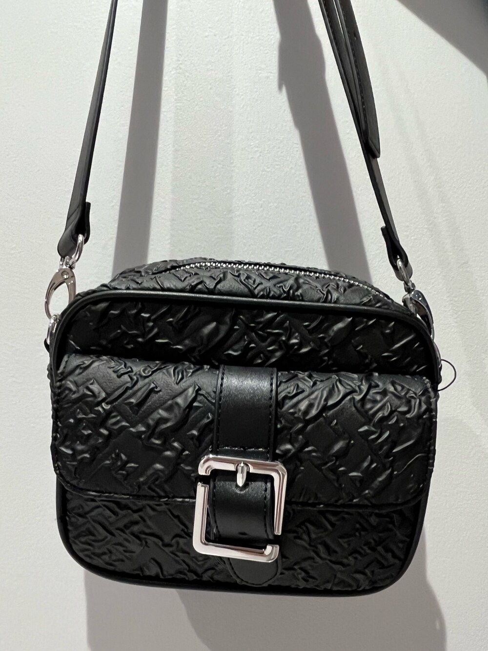 ブルー系のシャツ/ブラウス、ブラック系のショルダーバッグ、ホワイト系のブーツを着用したレディースの春コーディネートの4枚目の写真