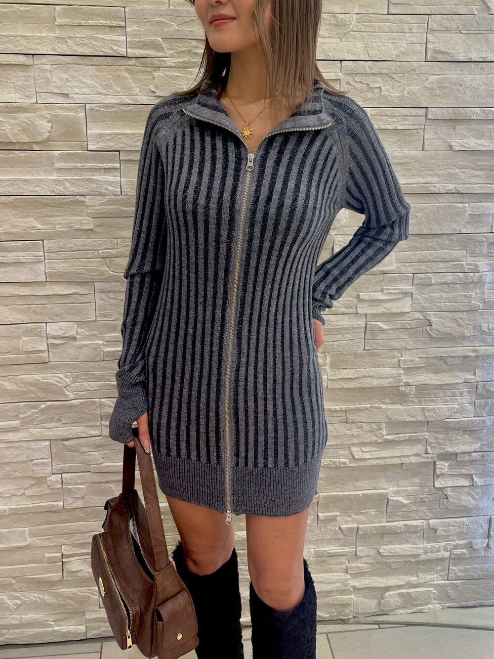 その他のブルゾン、グレー系のワンピース、ブラウン系のハンドバッグを着用したレディースの冬コーディネートの4枚目の写真