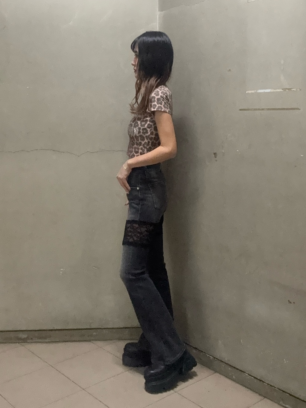 その他のTシャツ/カットソー、ブラック系のデニムパンツ、ブラック系のブーツを着用したレディースの秋コーディネートの2枚目の写真